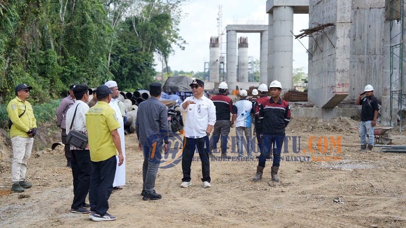 Tinjau Jembatan Sikan–Tumpung Laung, Bupati Tegaskan Infrastruktur dan Pendidikan Jadi Prioritas