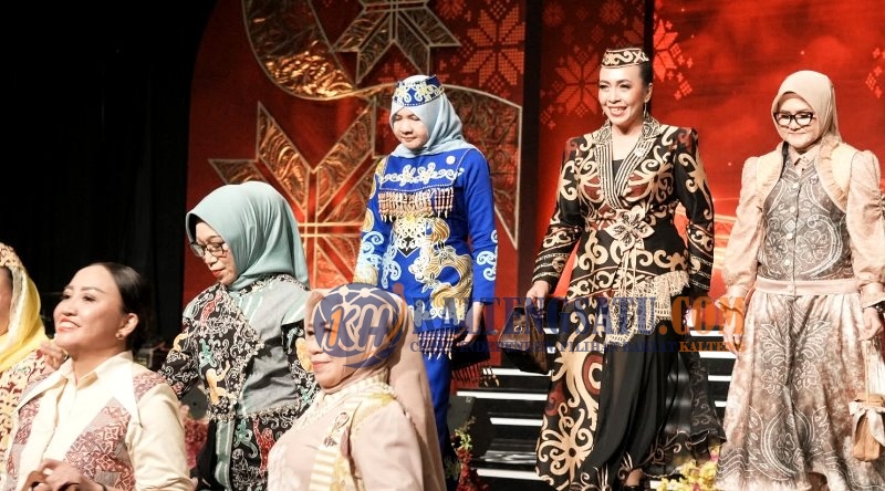 Batik Khas Barito Utara Tampil Memukau di Parade Pakaian Daerah Kriyanusa 2026